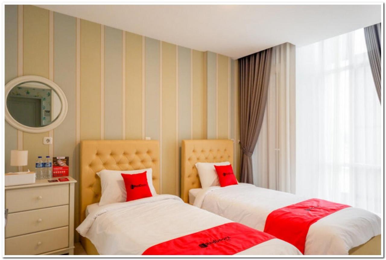 Reddoorz Plus @ Madukoro Raya Semarang Exterior foto