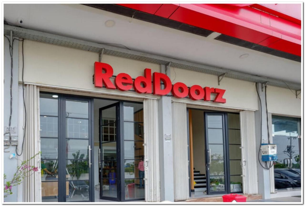 Reddoorz Plus @ Madukoro Raya Semarang Exterior foto